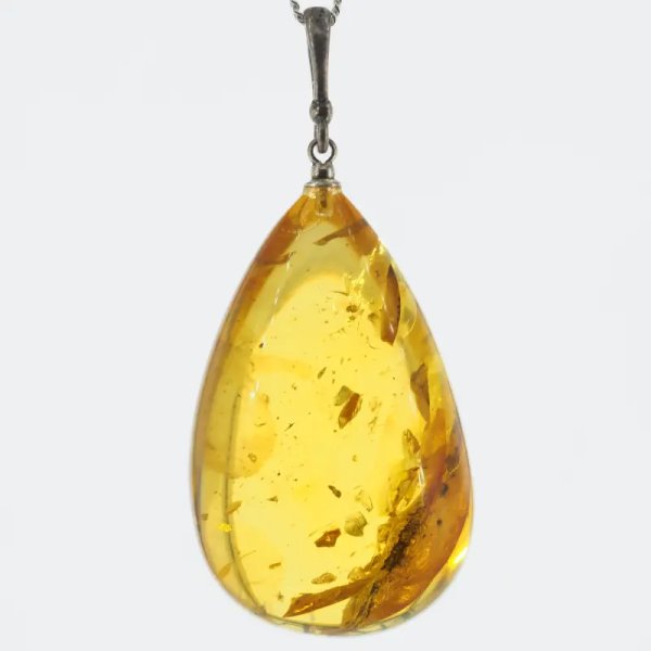 Bursztyn przezroczysty, szczątki roślinne i srebro oksydowane - zawieszka łza