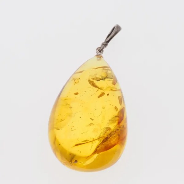 Bursztyn przezroczysty, szczątki roślinne i srebro oksydowane - zawieszka łza