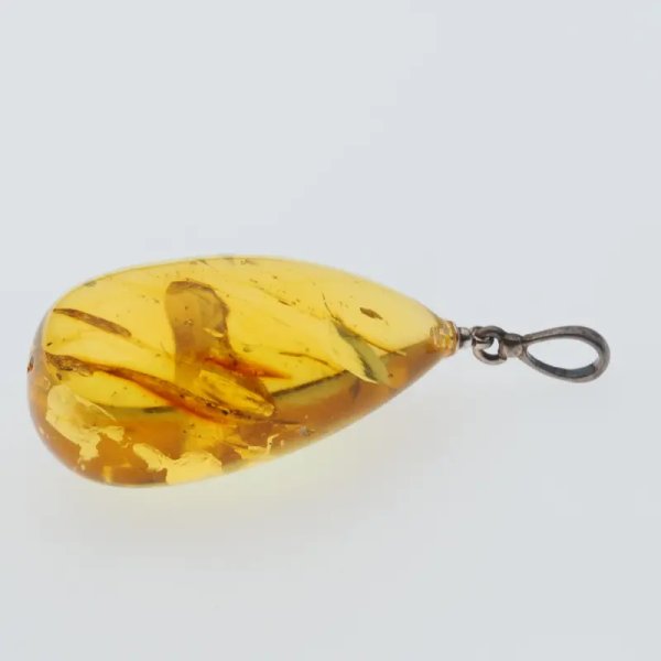 Bursztyn przezroczysty, szczątki roślinne i srebro oksydowane - zawieszka łza