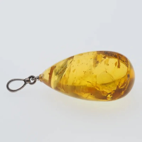 Bursztyn przezroczysty, szczątki roślinne i srebro oksydowane - zawieszka łza