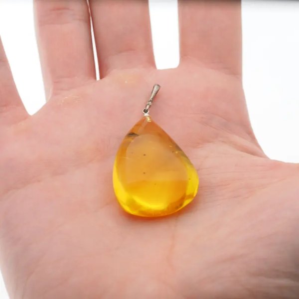Bursztyn przezroczysty, szczątki organiczne i srebro oksydowane - zawieszka łza