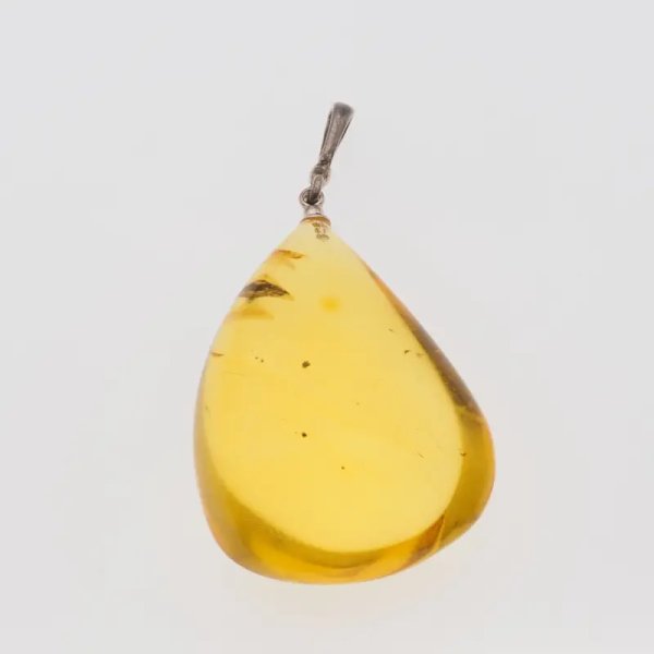 Bursztyn przezroczysty, szczątki organiczne i srebro oksydowane - zawieszka łza