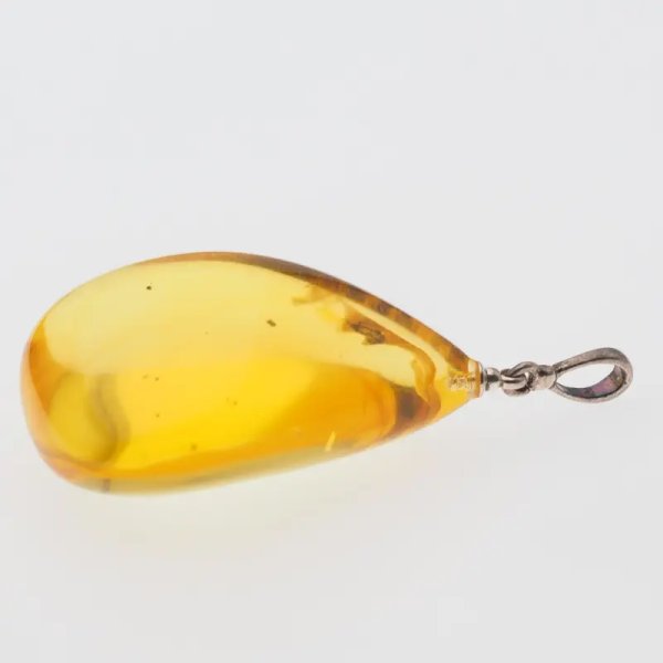 Bursztyn przezroczysty, szczątki organiczne i srebro oksydowane - zawieszka łza