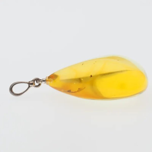 Bursztyn przezroczysty, szczątki organiczne i srebro oksydowane - zawieszka łza