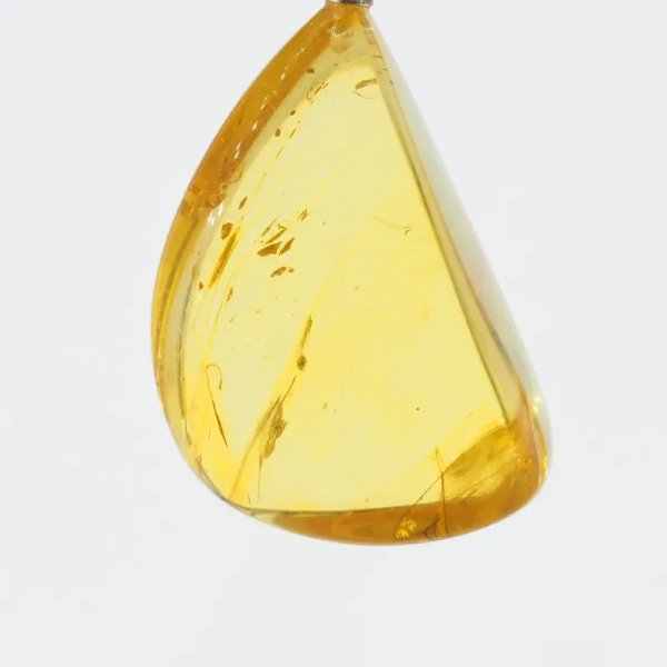 Bursztyn przezroczysty, szczątki organiczne i srebro oksydowane - zawieszka łza