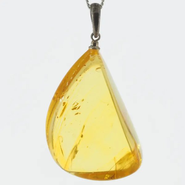 Bursztyn przezroczysty, szczątki organiczne i srebro oksydowane - zawieszka łza
