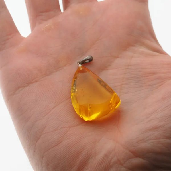 Bursztyn przezroczysty, szczątki organiczne i srebro oksydowane - zawieszka łza