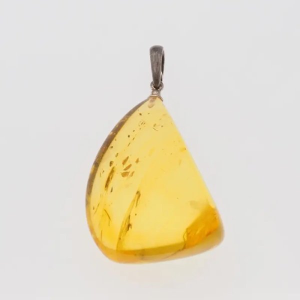 Bursztyn przezroczysty, szczątki organiczne i srebro oksydowane - zawieszka łza
