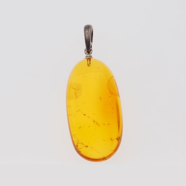 Bursztyn przezroczysty, szczątki organiczne i srebro oksydowane - zawieszka
