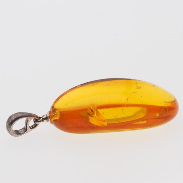 Bursztyn przezroczysty, szczątki organiczne i srebro oksydowane - zawieszka