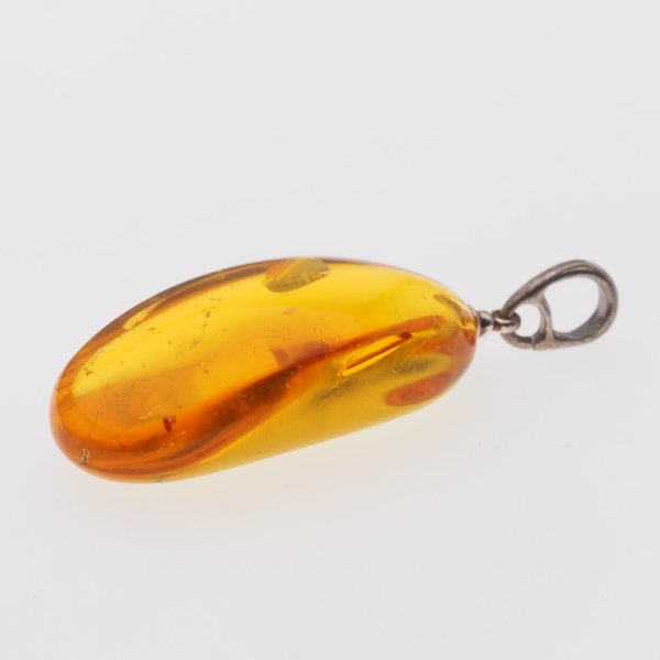 Bursztyn przezroczysty, szczątki organiczne i srebro oksydowane - zawieszka