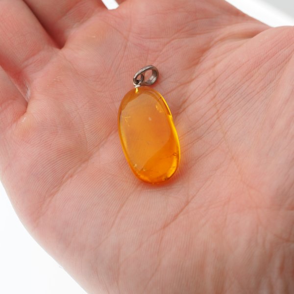 Bursztyn przezroczysty, szczątki organiczne i srebro oksydowane - zawieszka