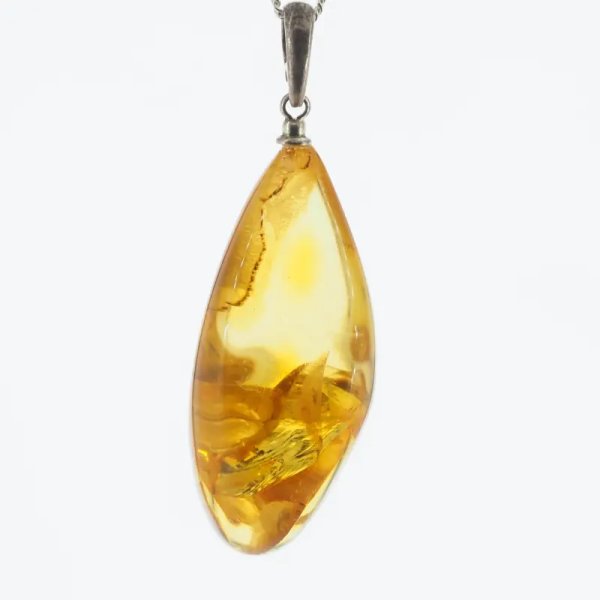 Bursztyn przezroczysty, szczątki roślinne i srebro oksydowane - zawieszka