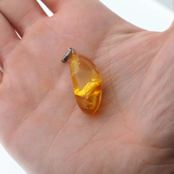 Bursztyn przezroczysty, szczątki roślinne i srebro oksydowane - zawieszka