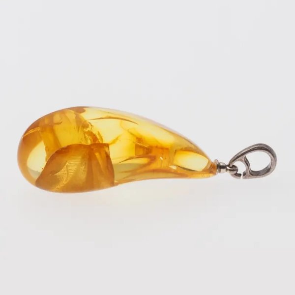 Bursztyn przezroczysty, szczątki roślinne i srebro oksydowane - zawieszka