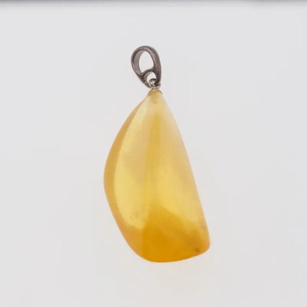 Bursztyn przezroczysty z chmurami i srebro oksydowane - zawieszka