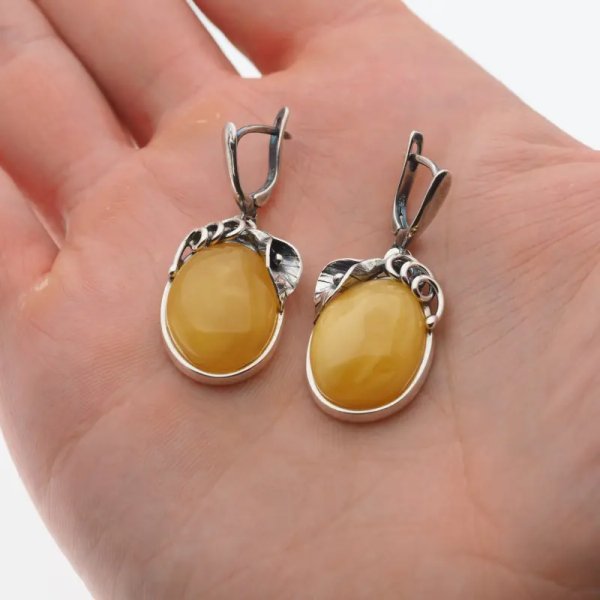 Bursztyn mleczny w srebrze oksydowanym - kolczyki owalne z liśćmi