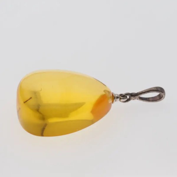 Bursztyn przezroczysty, szczątki roślinne i srebro oksydowane - zawieszka łza