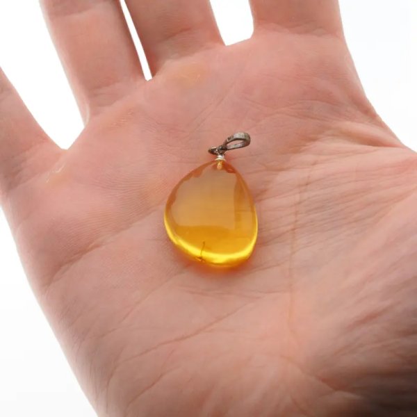 Bursztyn przezroczysty, szczątki roślinne i srebro oksydowane - zawieszka łza