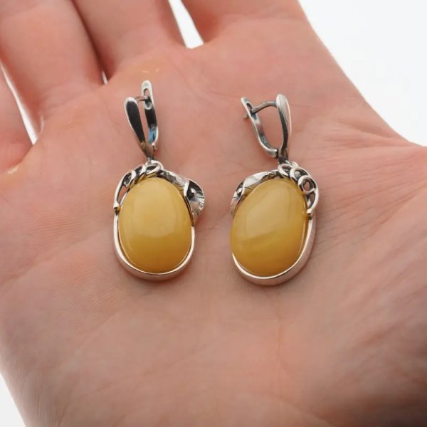 Mleczny Bursztyn w srebrze oksydowanym - kolczyki łzy z liśćmi