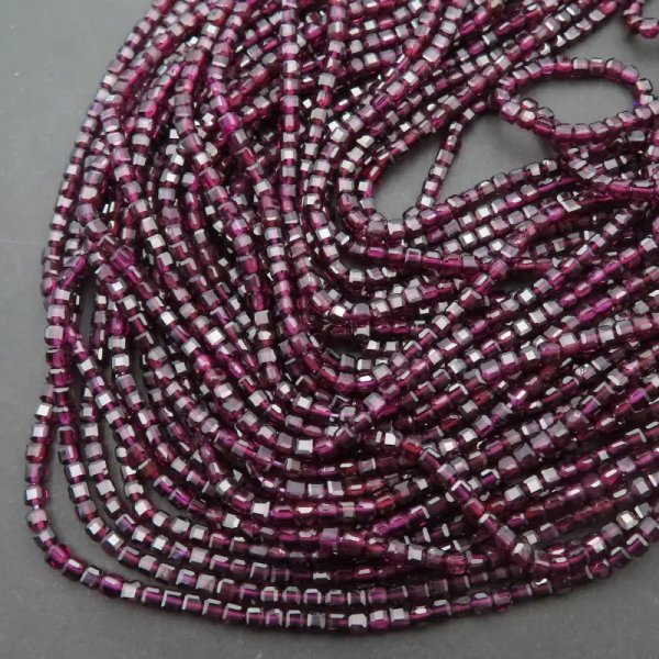 Granat fasetowany kostka 3 mm (sznur)