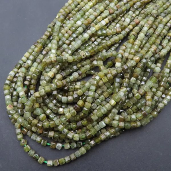 Granat Zielony fasetowany kostka 2,5 mm (sznur)