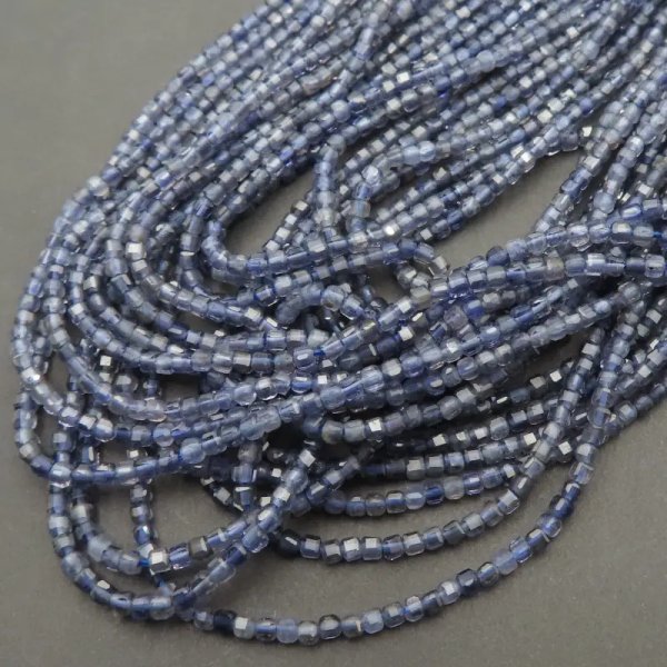 Iolit fasetowany – kostki 2,5 mm (sznur 39 cm)