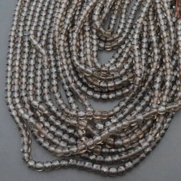Kwarc dymny fasetowana kostka 4 mm (sznur)