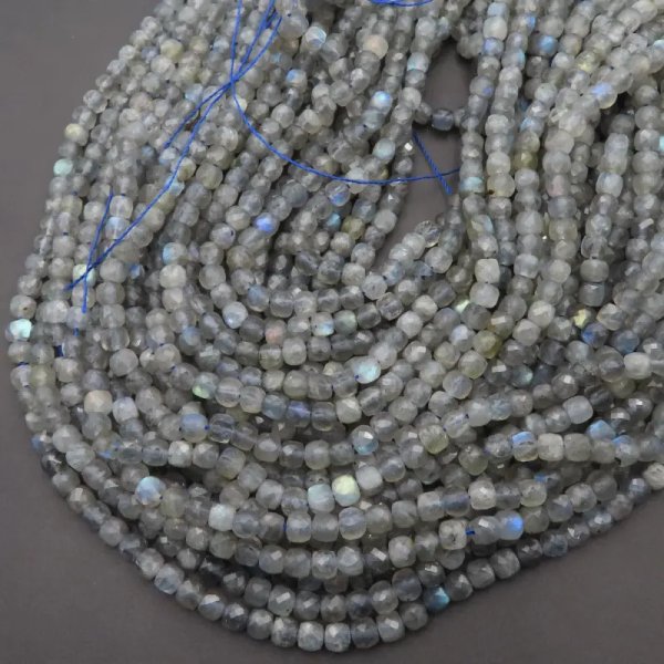Labradoryt kostka fasetowana 4,5 mm (sznur)