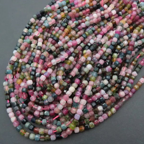 Turmalin kolorowy fasetowana kostka 3 mm (sznur)