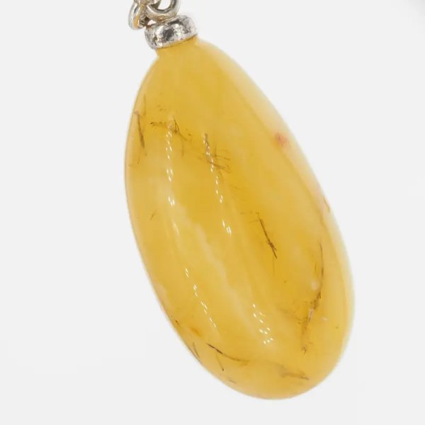 Mleczny bursztyn i srebro - naszyjnik na rzemieniu