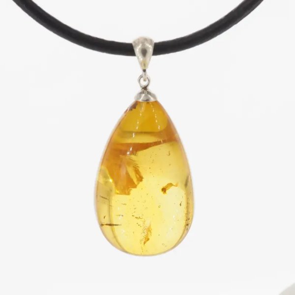 Pęcherzyki powietrza, szczątki organiczne w transparentnym bursztynie i srebro - naszyjnik na rzemieniu