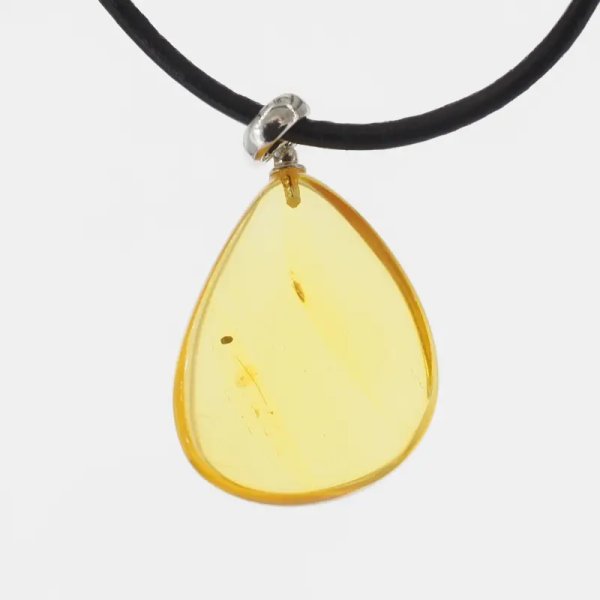 Transparentny bursztyn i srebro - naszyjnik na rzemieniu