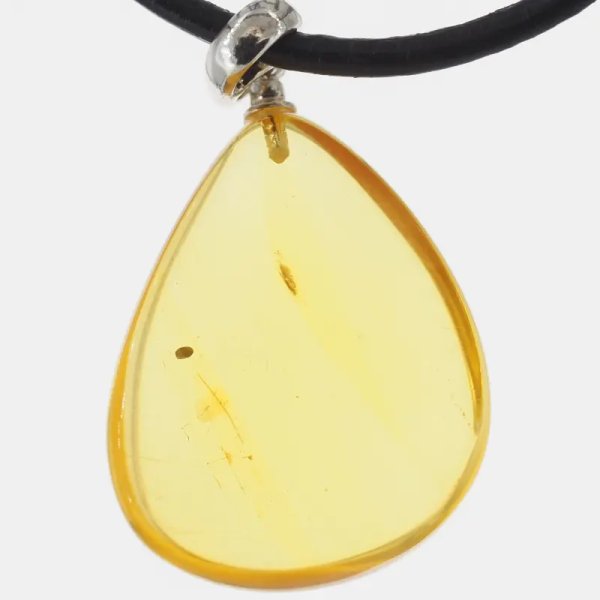 Transparentny bursztyn i srebro - naszyjnik na rzemieniu