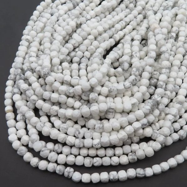 Turkus (howlit) kostka fasetowana 5 mm - biały (sznur)