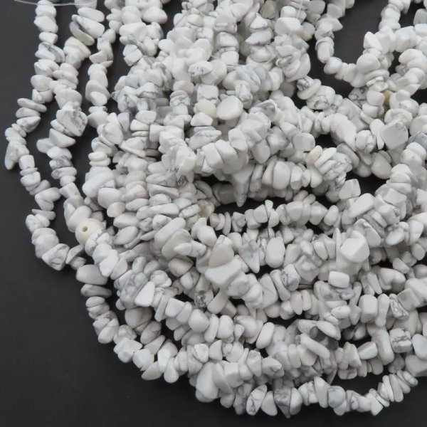 Howlit polerowana sieczka 7–9 mm (sznur 80 cm)