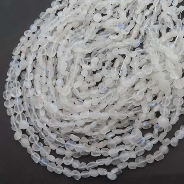 Kamień Księżycowy polerowana sieczka 5-7mm (sznur)