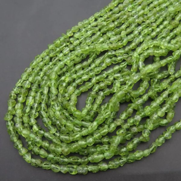 Oliwin (Peridot) sieczka 4-5mm (sznur)