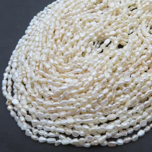 Perły Naturalne Hodowane białe 3-4 mm nr 148(sznur)