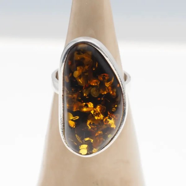 Bursztyn zielony w srebrze - pierścionek