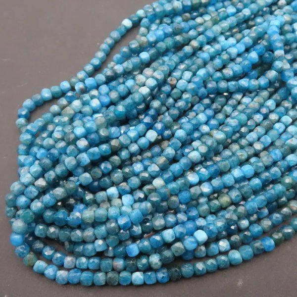 Apatyt Fasetowany kostka 4 mm (sznur)