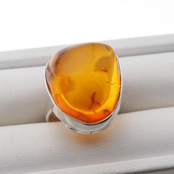 Koniakowy Bursztyn i srebro - pierścionek zaokrąglony pięciokąt