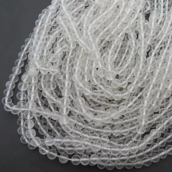 Kryształ górski fasetowany kulki 6,5–6,7 mm – sznur ok. 38 cm