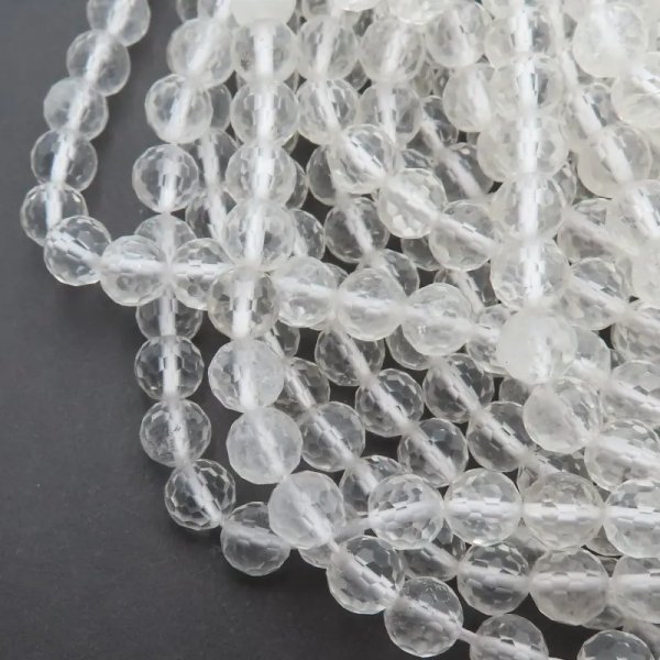 Kryształ górski fasetowany kulki 6,5–6,7 mm – sznur ok. 38 cm