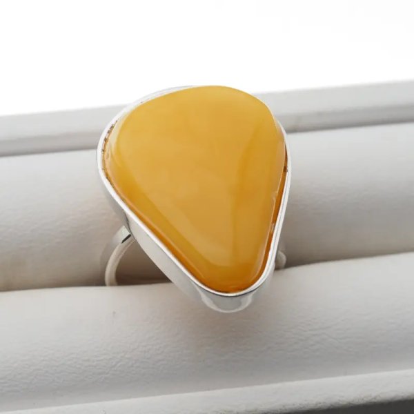 Mleczny Bursztyn i srebro - pierścionek zaokrąglony trójkąt