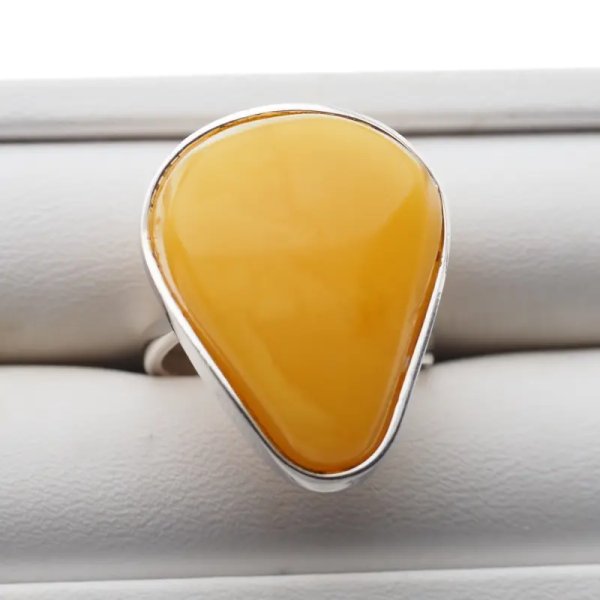 Mleczny Bursztyn i srebro - pierścionek zaokrąglony trójkąt