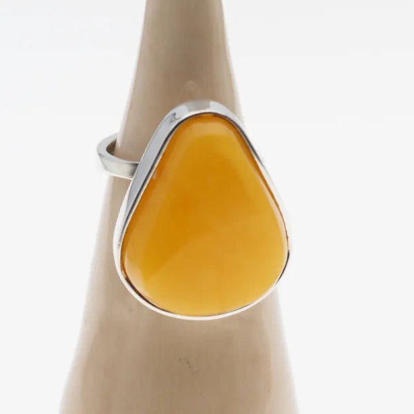 Mleczny Bursztyn i srebro - pierścionek zaokrąglony trójkąt