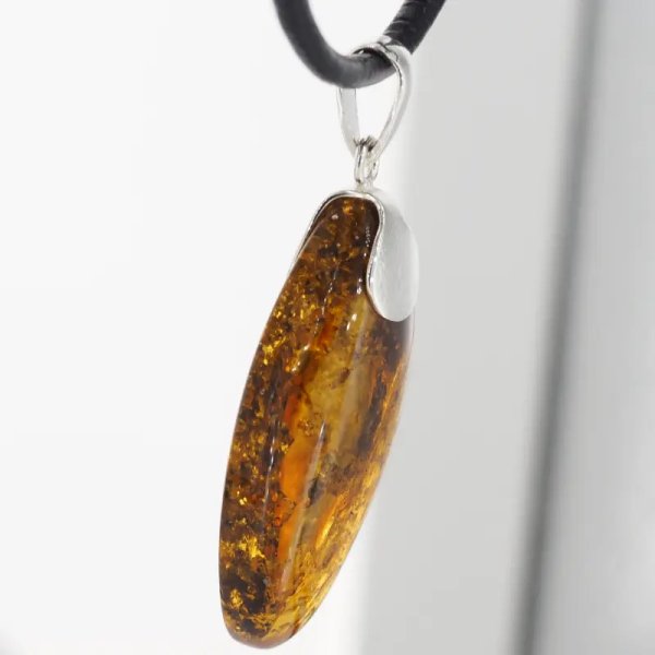 Bursztyn zielony/koniakowy z łuskami i srebro - naszyjnik na rzemieniu