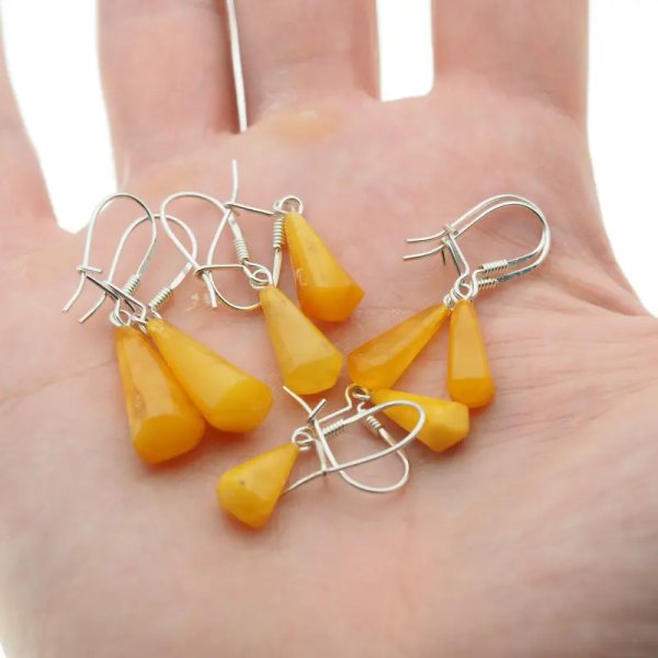 Bursztyn matowy i srebro - kolczyki stożki