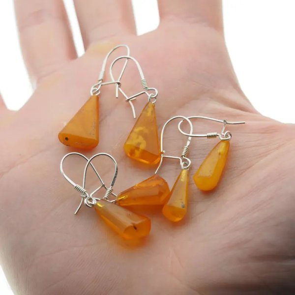 Bursztyn półmatowy i srebro - kolczyki stożki